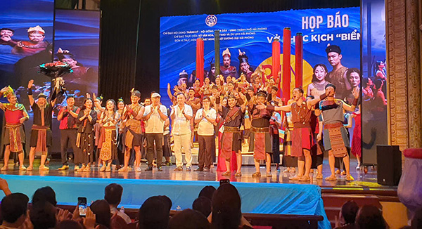 Tong dao dien, dien vien, don vi to chuc buoi nhac kich ra mat khan gia. Anh: Mai Chi