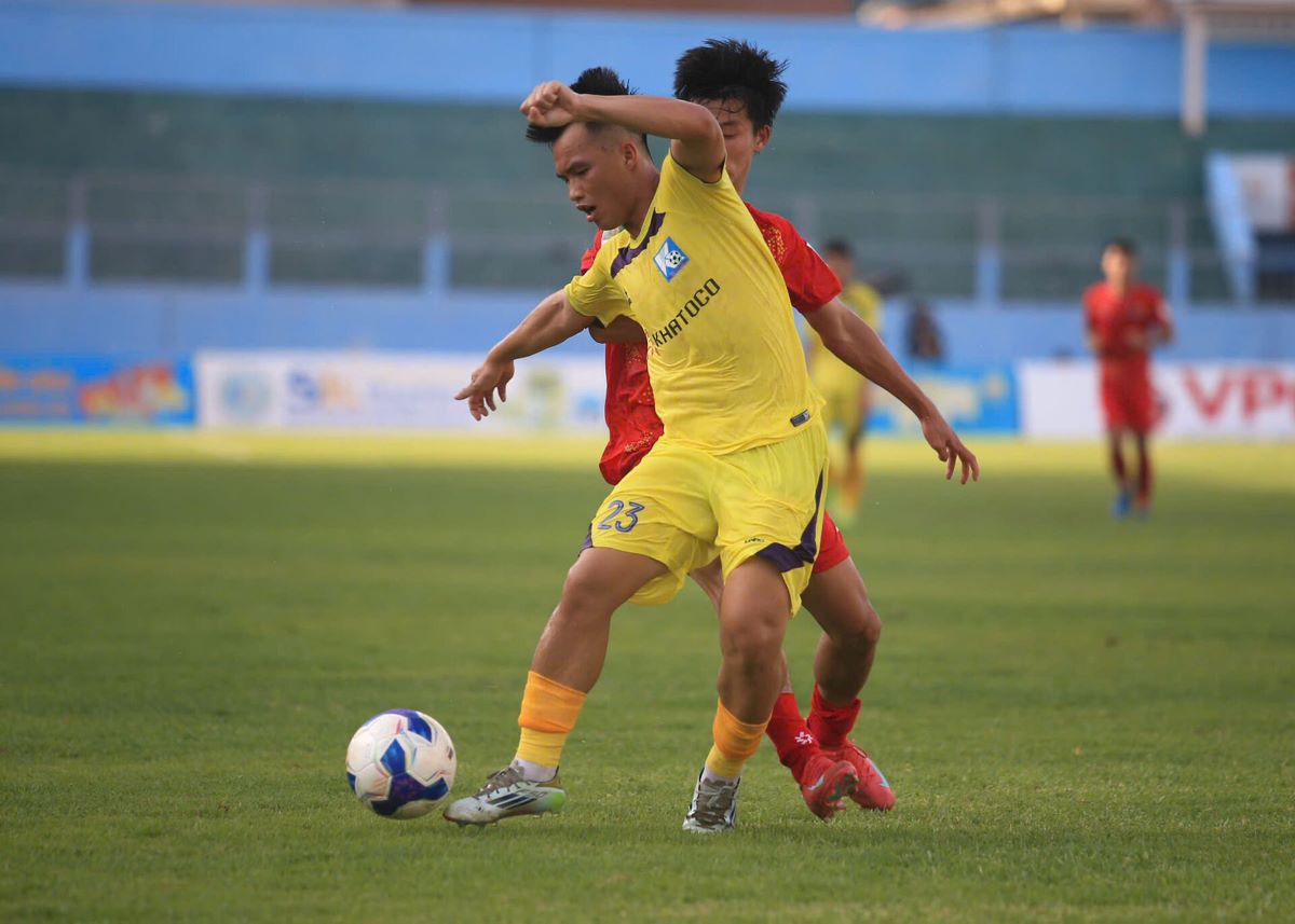 Khanh Hoa Club (yellow shirt) may not participate in the National First Division next season. Photo: VPF