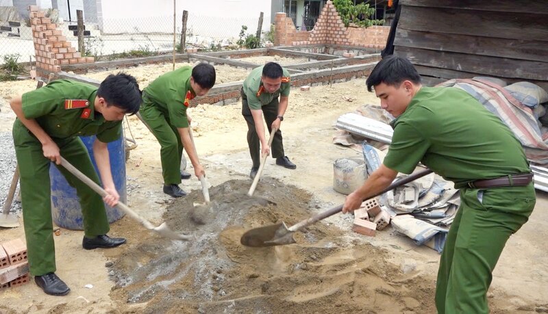Lam Dong Provincial Police force actively responds to the emulation movement "Eliminate temporary and dilapidated houses" for the period 2024 - 2025. Photo: Do Lam
