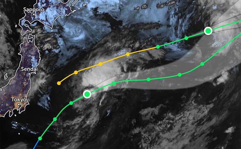Updated paths of Typhoon Bailu (both below) and Typhoon Krosa off the coast of Japan. Photo: Himawari