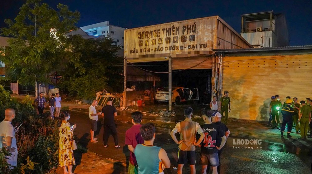 Scene de l'incendie du garage automobile dans la nuit a Hue.