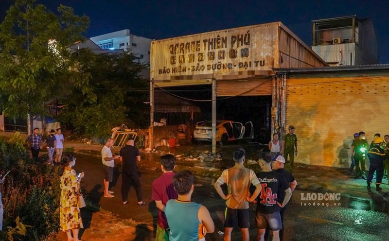 Scene of the car garage fire at night in Hue.