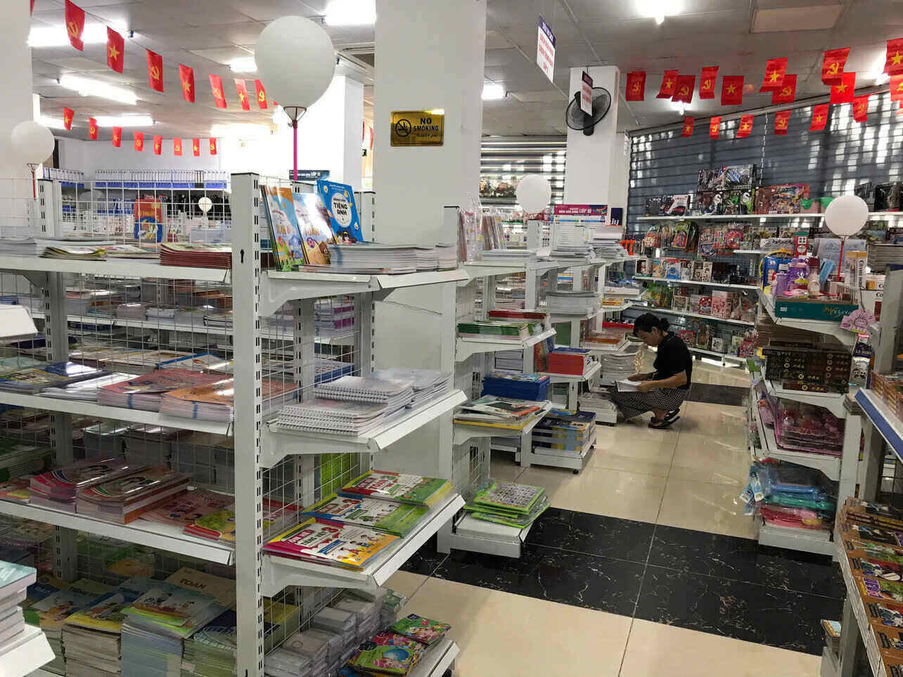 새 학년이 시작되기도 전에 푸토성 호아빈동의 많은 노동자 가정은 책 가격 유니폼 가격이 오르고 수입은 변동이 없어 어려움을 겪었습니다. 사진: Yen San