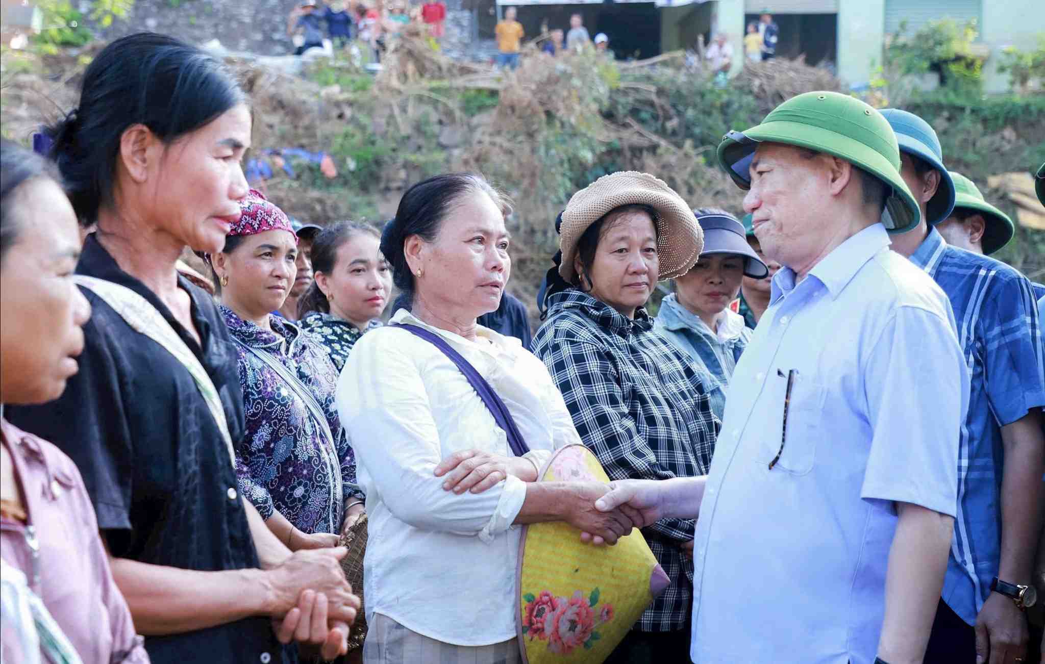 Deputy Prime Minister Ho Duc Phoc shared with the people of My Ly commune, Nghe An province, which suffered damage due to floods. Photo: Thanh Duy