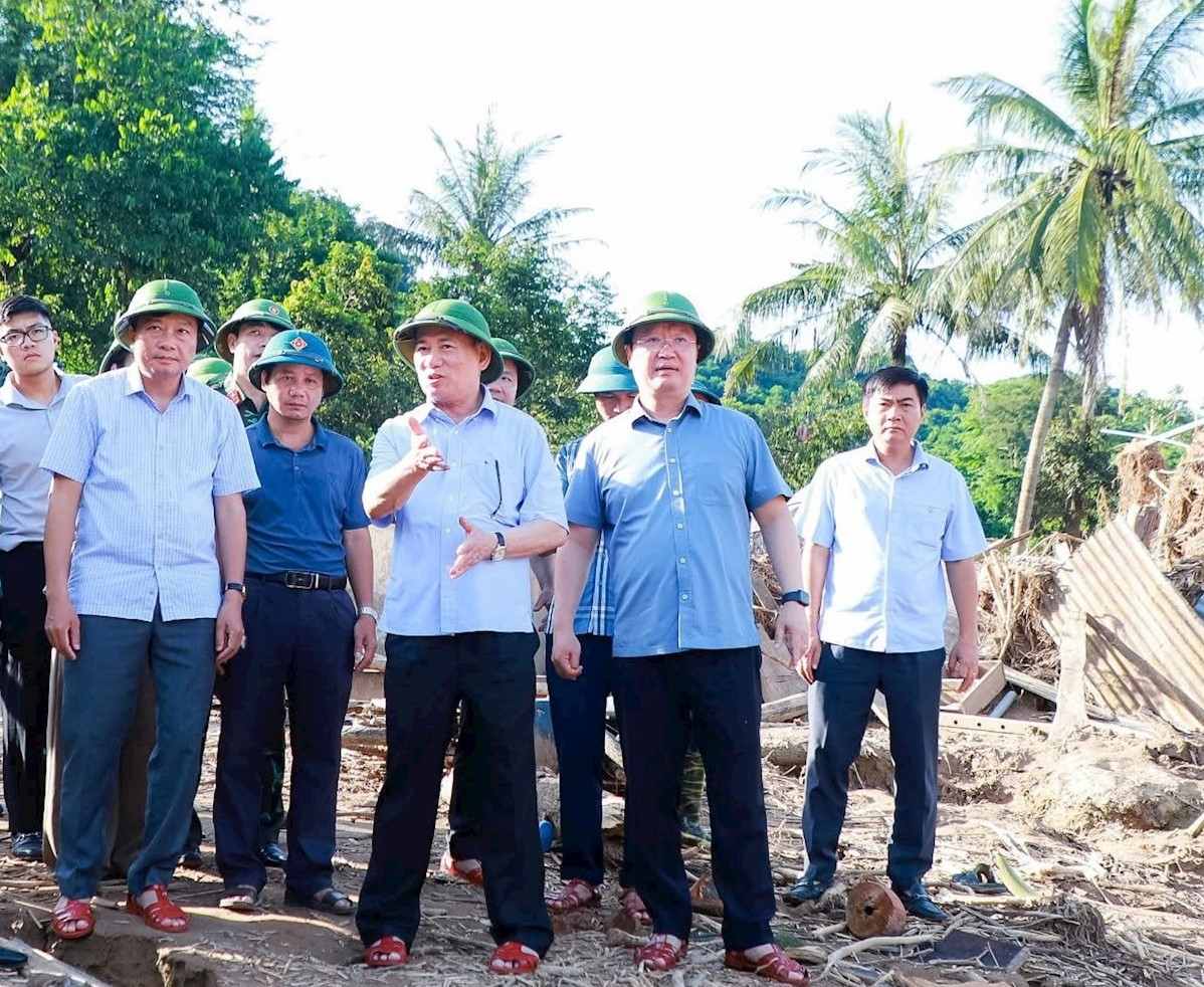 Pho Thu tuong Ho Duc Phoc thi sat cong tac khac phuc hau qua mua lu tai ban Xieng Tam, xa My Ly. Anh: Thanh Duy
