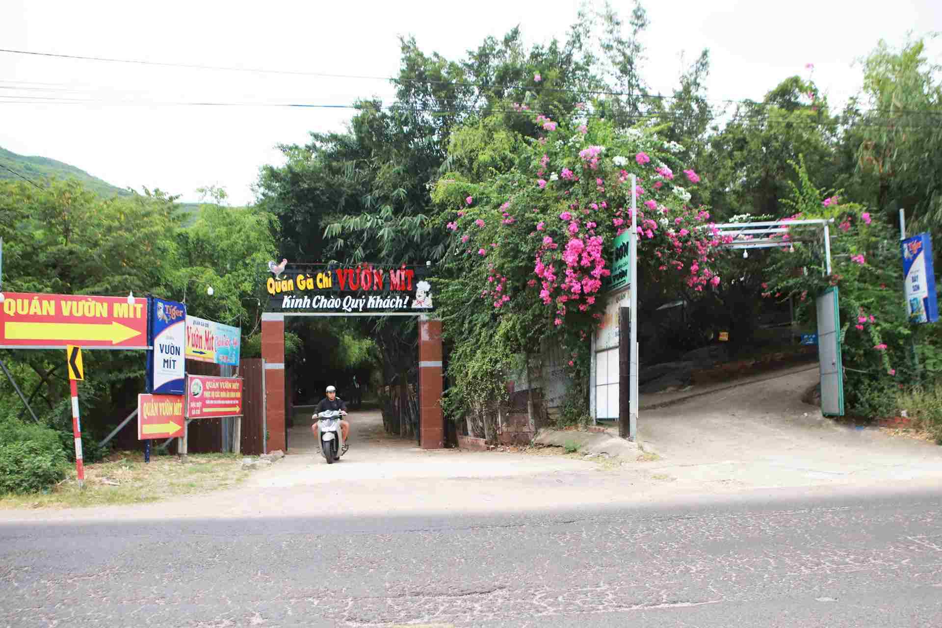 Nhiều quán ăn xây dựng trái phép trên Quốc lộ 1D vẫn ngang nhiên hoạt động.    Ảnh: Hoài Phương