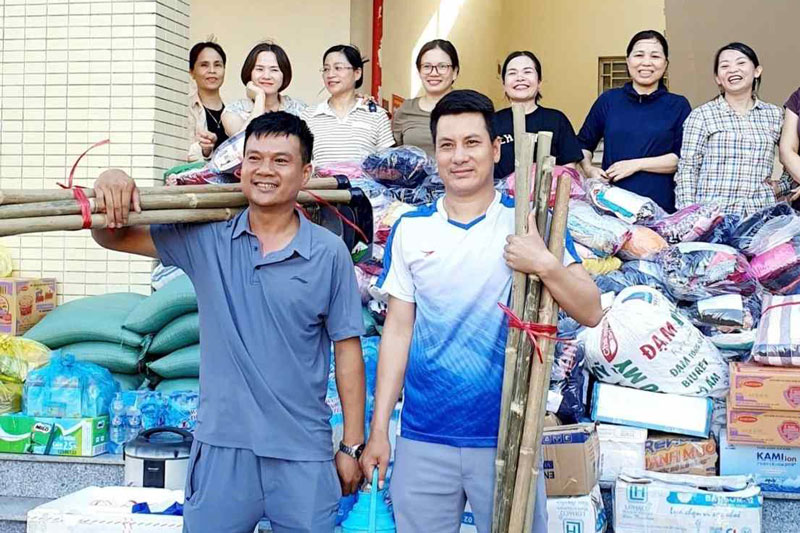 Cac giao vien truong THPT Nguyen Duy Trinh (Nghe An) xuat quan len mien nui ho tro truong ban khac phuc hau qua mua lu. Anh: Ngoc Anh