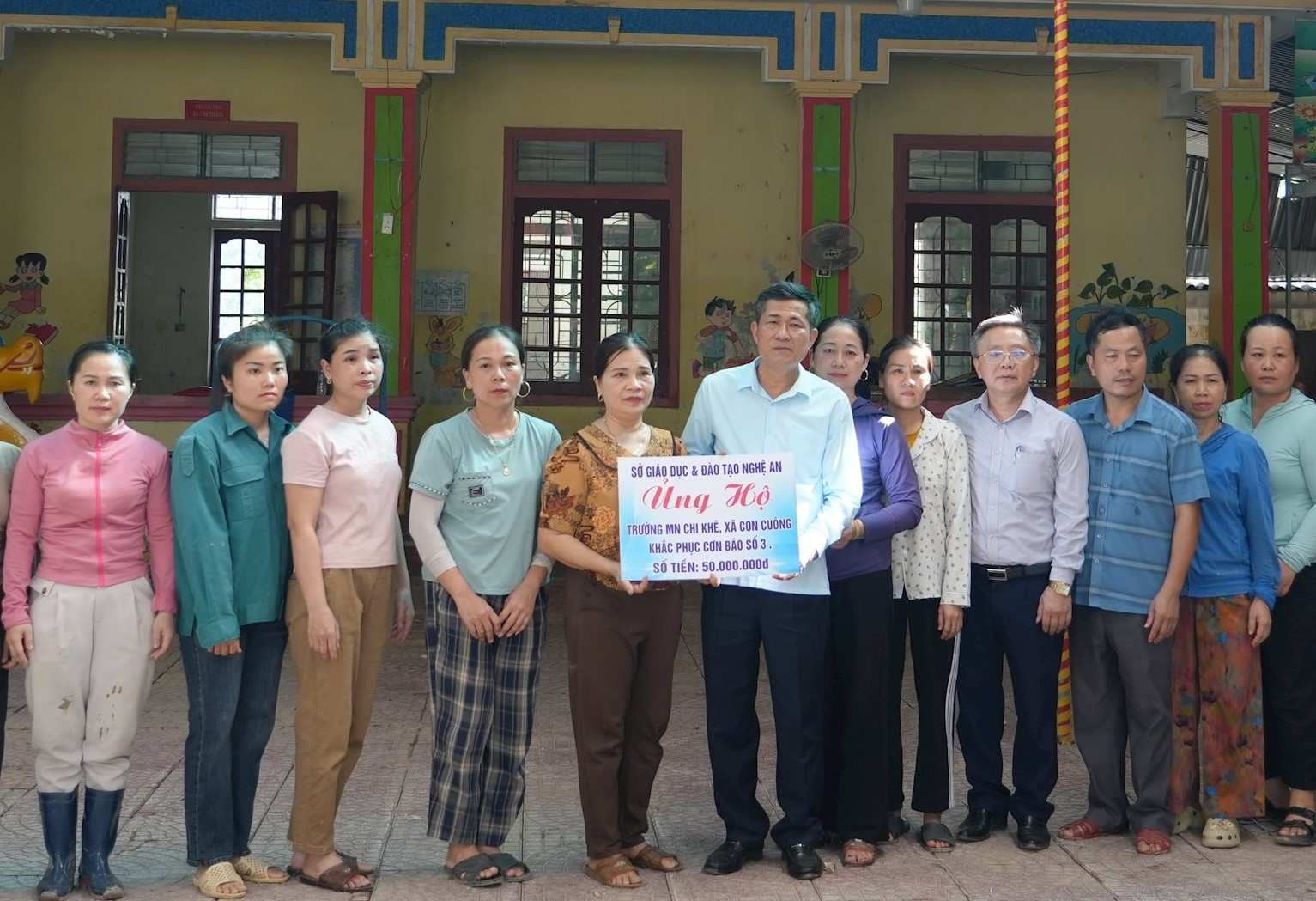 Giam doc So GDDT Nghe An Thai Van Thanh va doan cong tac trao ho tro cho cac truong va giao vien tren dia ban xa Con Cuong. Anh: My Ha