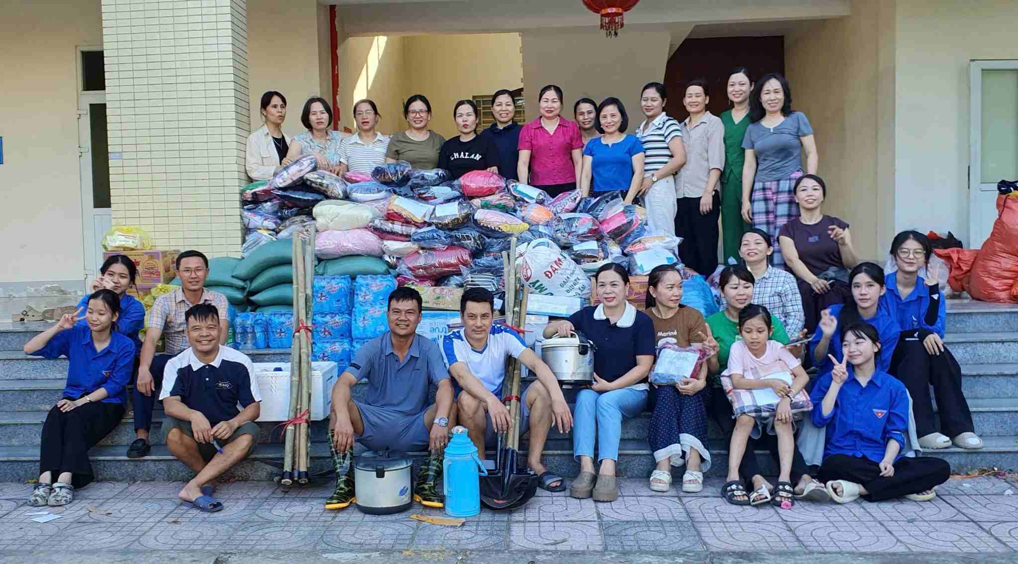 Ngoai cuoc xeng, cac thay co giao mien xuoi mang len mien nui rat nhieu hang hoa, nhu yeu pham de ho tro dong nghiep, hoc sinh va nhan dan vung lu. Anh: Kim Lien