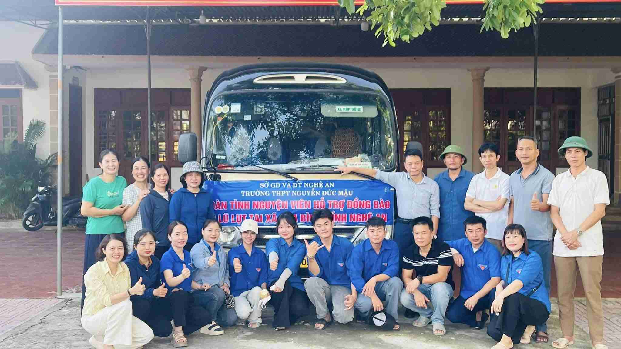 Nhung chuyen xe cho yeu thuong len mien nui dang gap nhieu kho khan. Anh: Ngoc Anh