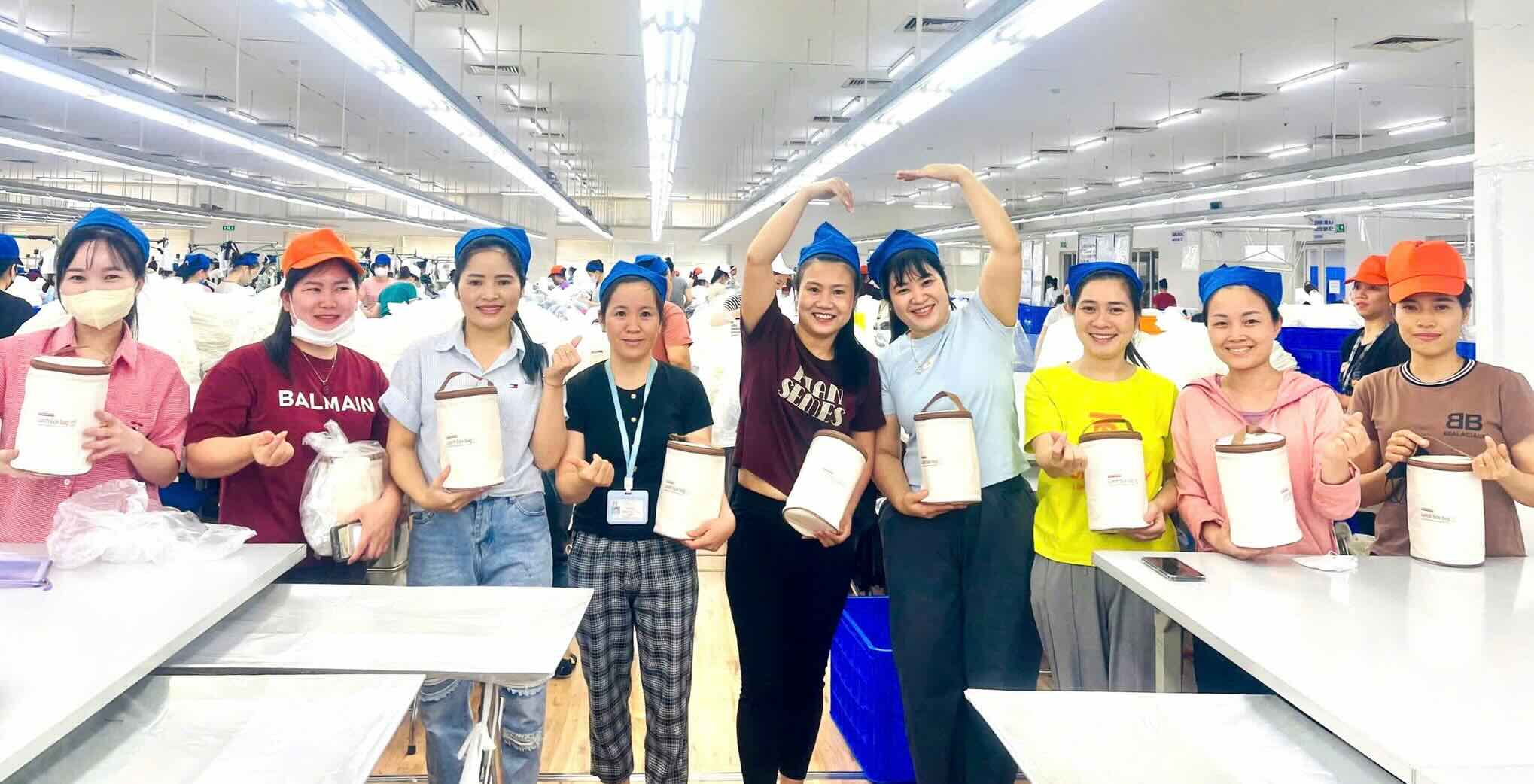 실용적인 선물이 노동자들에게 전달되었습니다. 사진: 사쿠라이 베트남 유한회사 노동조합