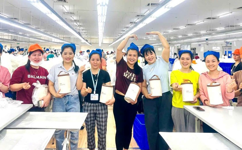 Practical gifts to the workers. Photo: Sakurai Vietnam Co., Ltd. Trade Union