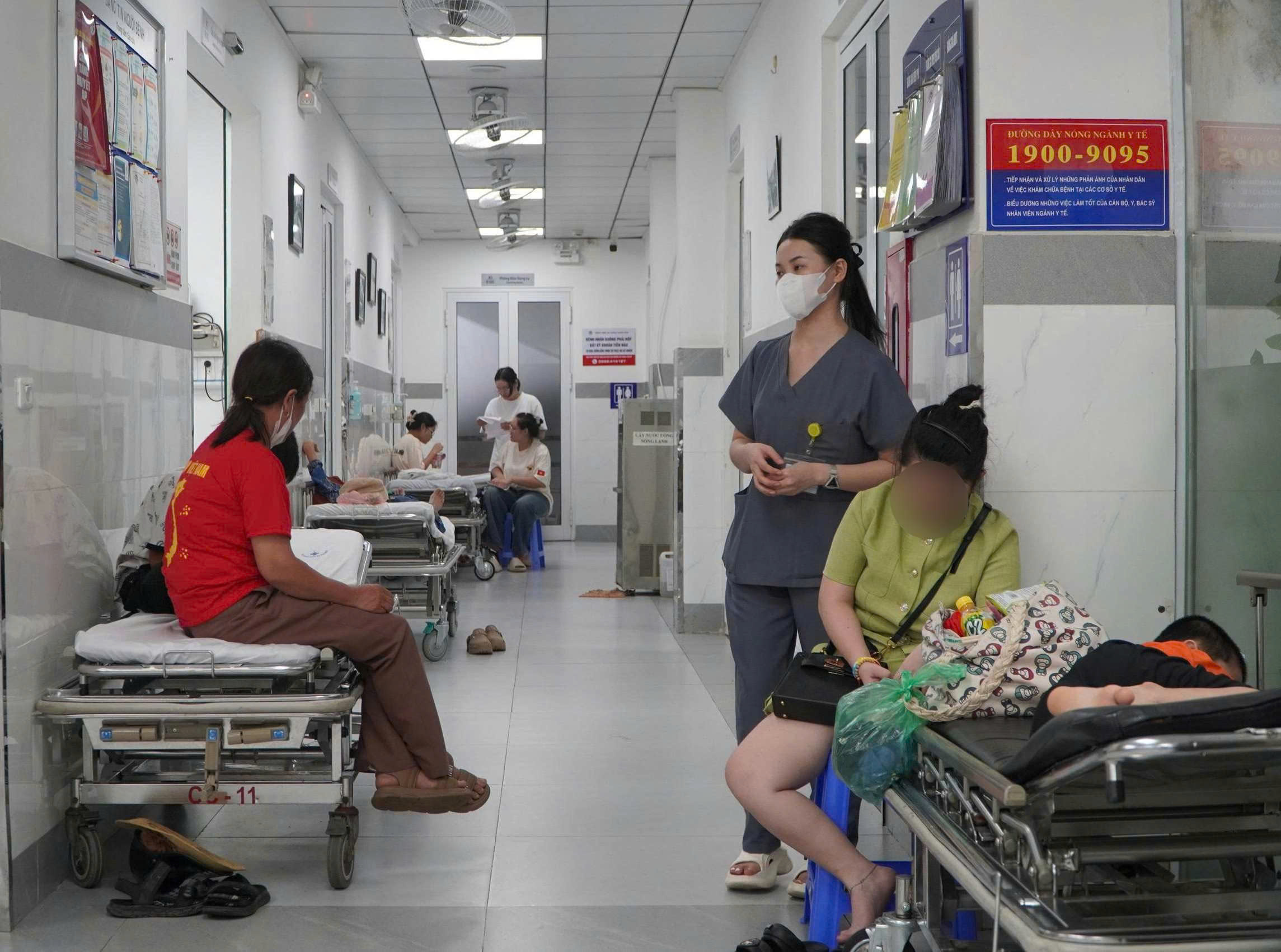 Theo ghi nhan ban dau cua phong vien Lao Dong, tu dau gio chieu, cac bac si khoa Cap cuu - Benh vien da khoa Xanh Pon da tiep nhan hang chuc benh nhan tham gia A80 phai nhap vien cap cuu. Cac benh nhan chu yeu gap phai tinh trang ngat xiu, met la do nong buc, chen lan trong dam dong, cung mot so chan thuong nhe trong qua trinh di chuyen. Cac y bac si dang no luc cap cuu. Khong khi tai day vo cung khan truong, moi hoat dong deu duoc trien khai theo tinh huong khan cap, nham dam bao tot nhat cho cong tac y te phuc vu dai le A80. Anh: Giang Linh