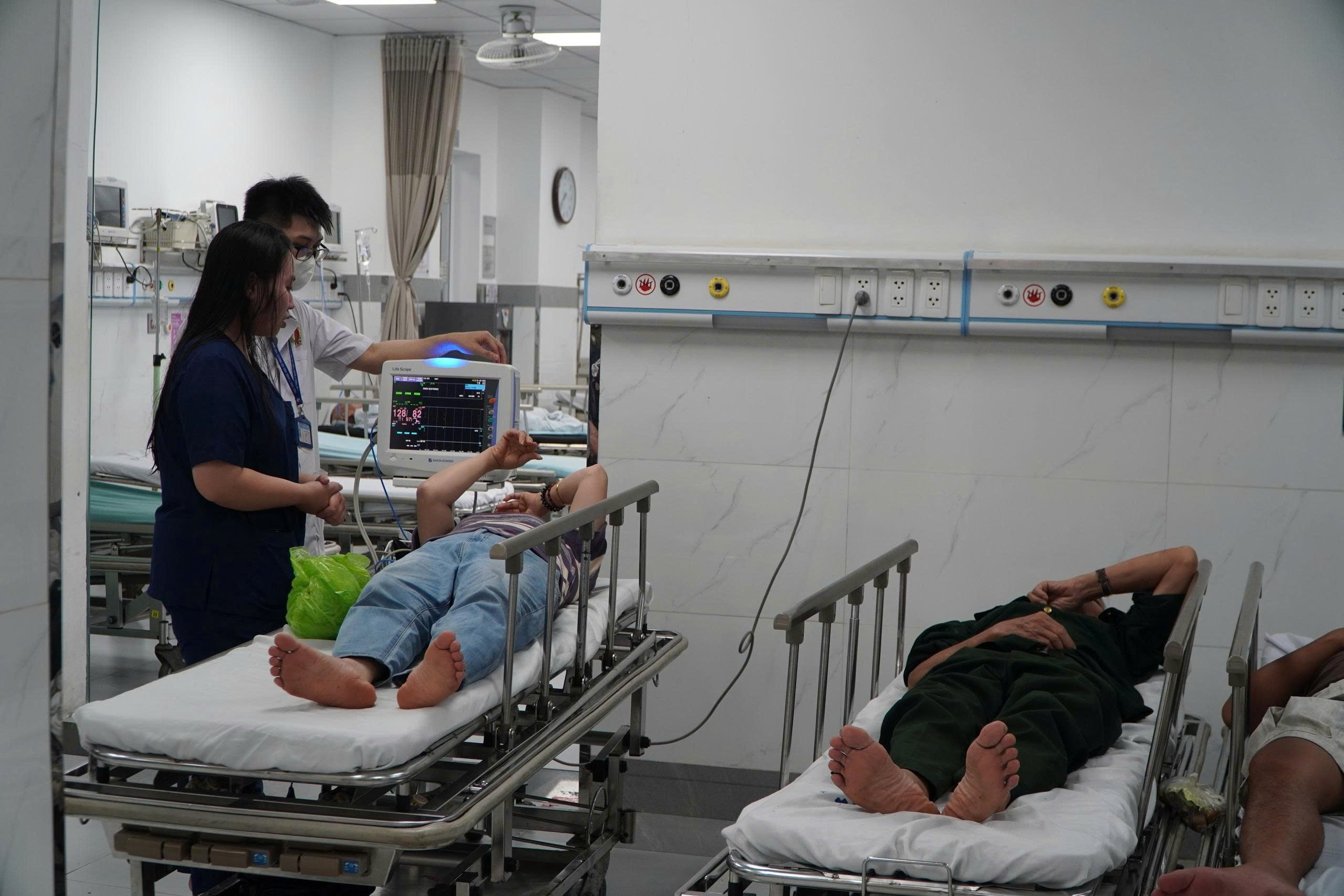 Theo ghi nhan ban dau cua phong vien Lao Dong, tu dau gio chieu, cac bac si khoa Cap cuu - Benh vien da khoa Xanh Pon da tiep nhan hang chuc benh nhan tham gia A80 phai nhap vien cap cuu. Cac benh nhan chu yeu gap phai tinh trang ngat xiu, met la do nong buc, chen lan trong dam dong, cung mot so chan thuong nhe trong qua trinh di chuyen. Cac y bac si dang no luc cap cuu. Khong khi tai day vo cung khan truong, moi hoat dong deu duoc trien khai theo tinh huong khan cap, nham dam bao tot nhat cho cong tac y te phuc vu dai le A80. Anh: Giang Linh