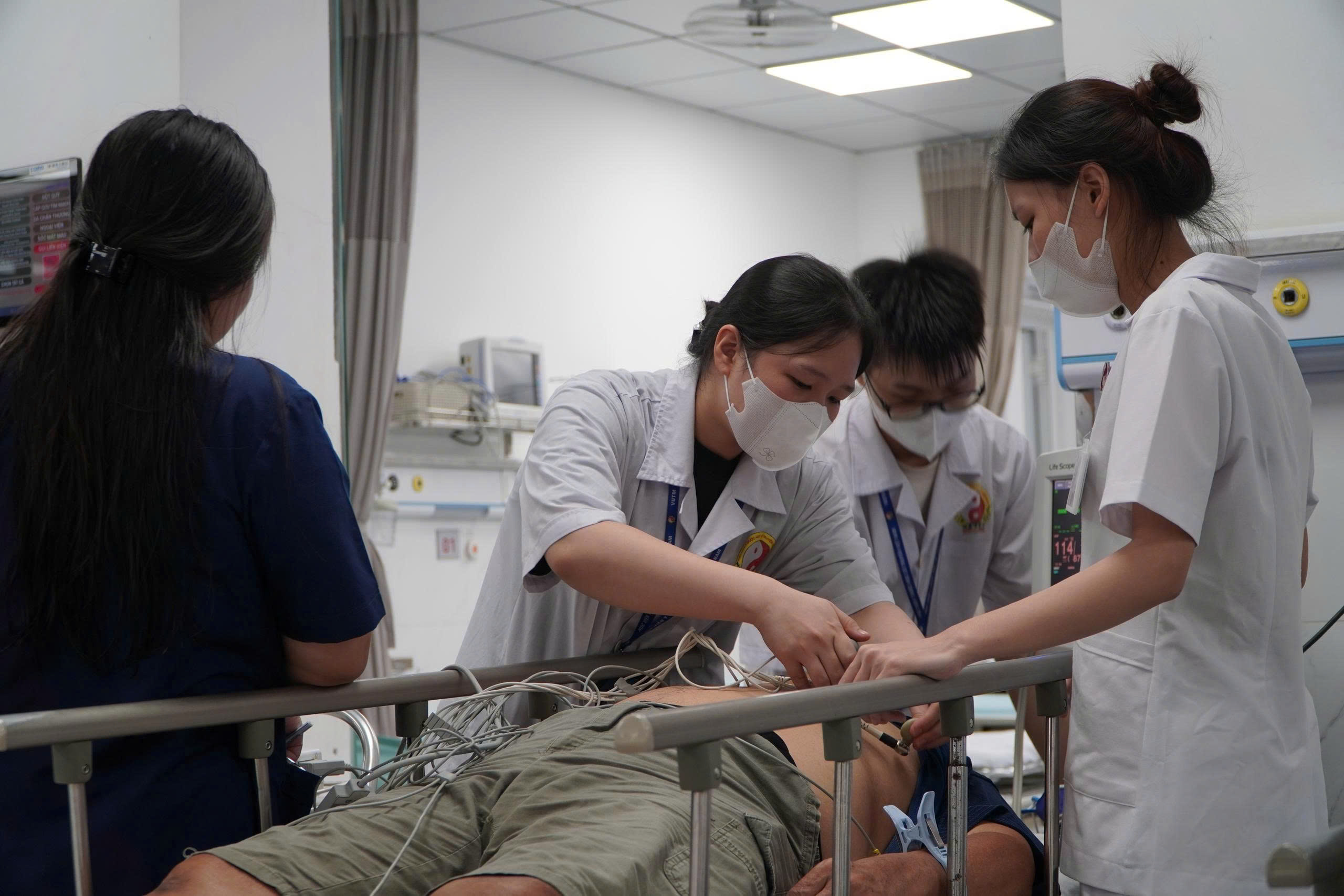 Theo ghi nhan ban dau cua phong vien Lao Dong, tu dau gio chieu, cac bac si khoa Cap cuu - Benh vien da khoa Xanh Pon da tiep nhan hang chuc benh nhan tham gia A80 phai nhap vien cap cuu. Cac benh nhan chu yeu gap phai tinh trang ngat xiu, met la do nong buc, chen lan trong dam dong, cung mot so chan thuong nhe trong qua trinh di chuyen. Cac y bac si dang no luc cap cuu. Khong khi tai day vo cung khan truong, moi hoat dong deu duoc trien khai theo tinh huong khan cap, nham dam bao tot nhat cho cong tac y te phuc vu dai le A80. Anh: Giang Linh