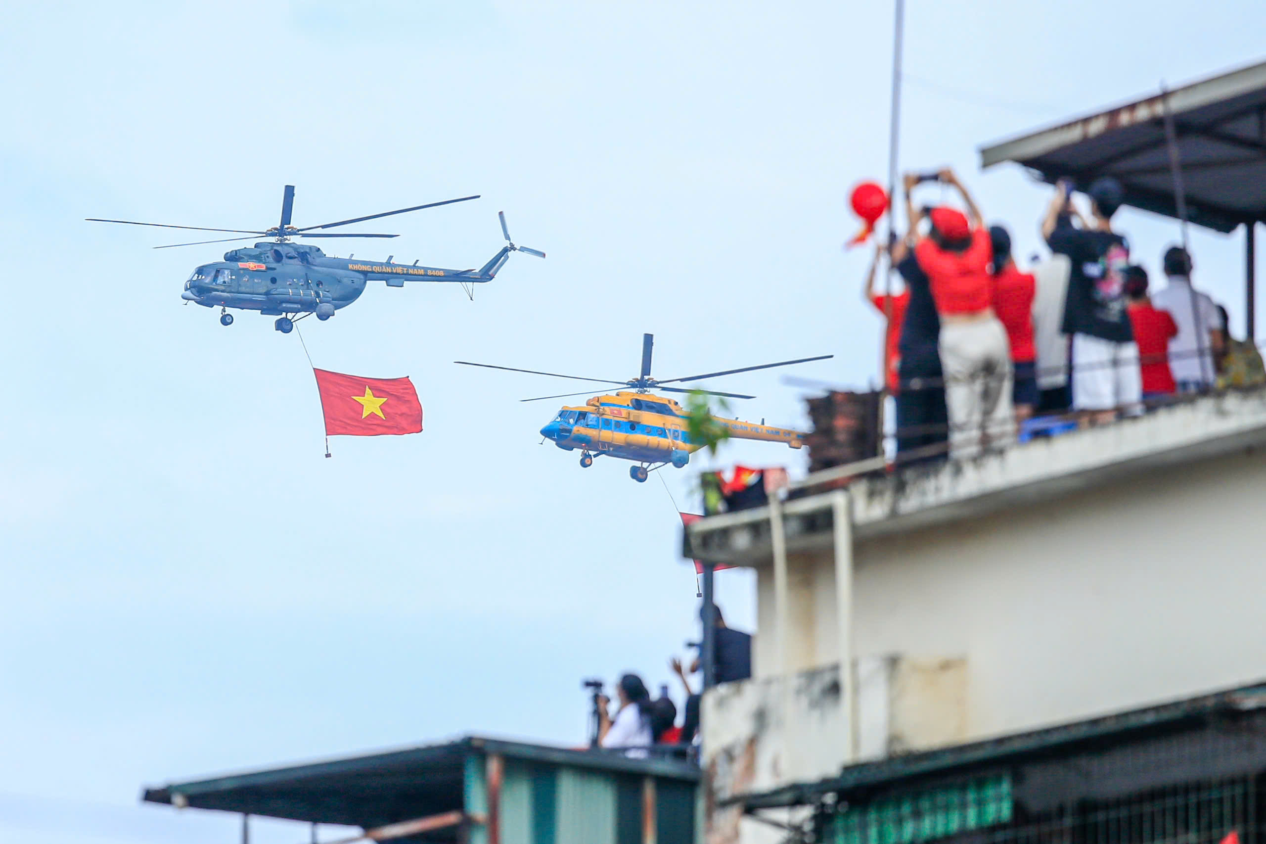 7h05: Khong quan bay chao mung tren bau troi Ha Noi trong tieng reo ho cua nguoi dan  Mo dau cuoc dieu binh, dieu hanh la cac Bien doi cua Khong quan nhan dan Viet Nam anh hung bay tren bau troi To quoc. Dan dau la bien doi truc thang Mi-171, Mi-17, Mi-8, mang co Dang, co To quoc tung bay, tiep theo la doi hinh Yak-130 va L-39NG; doi hinh Su-30MK2. Anh: Minh Dan