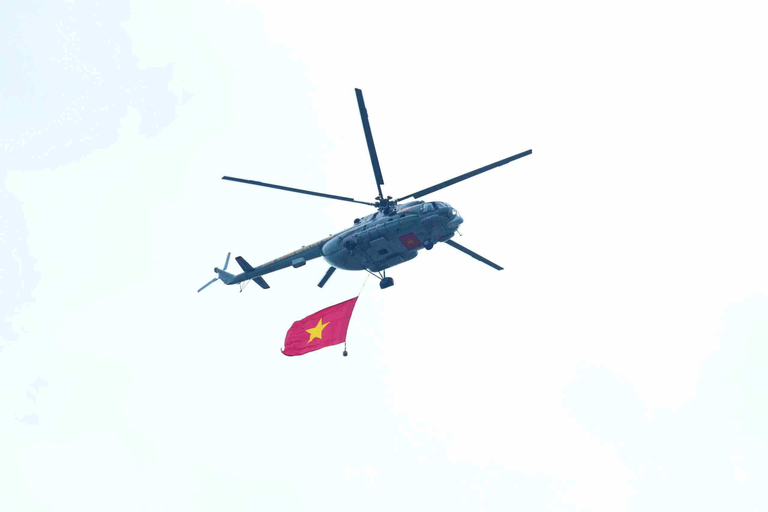 7h20: Bien doi truc thang bay qua khu vuc My Dinh huong ve San bay Hoa Lac. Anh: Song Chanh