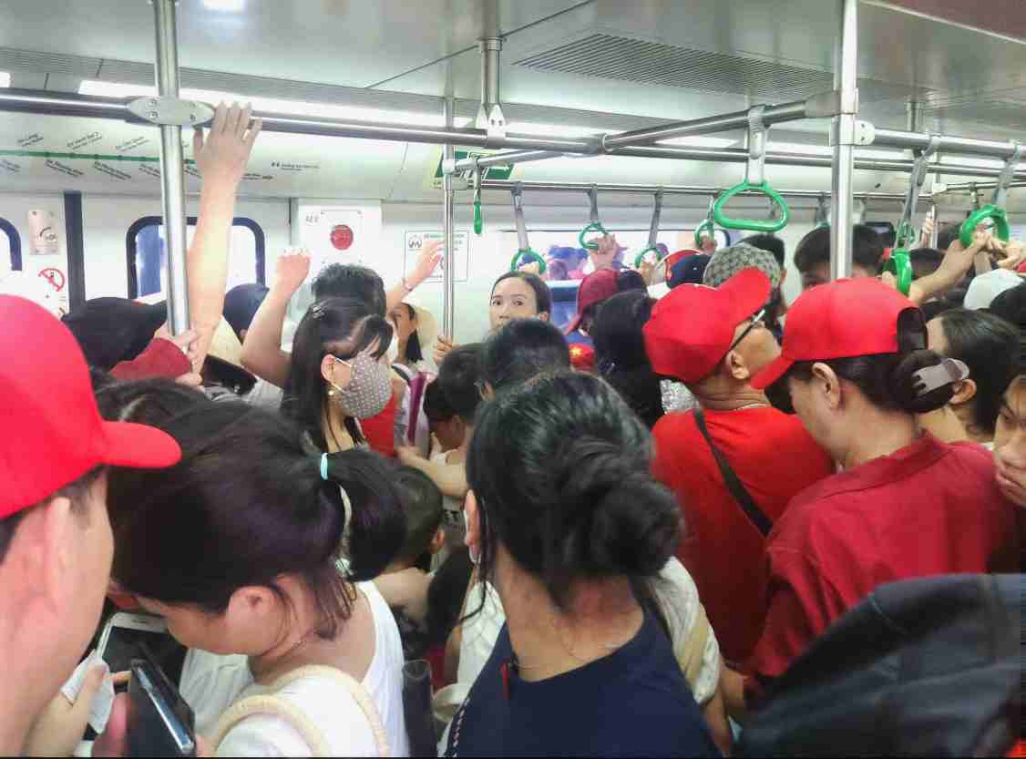 9h00: hang chuc nghin nguoi do ve ga Cat Linh khu vuc nay khien luc luong phuc vu tai day vo cung vat va, mot so nguoi do sot ruot muon len tau da chen lan khien khu vuc nay co luc bi hon loan. Cung do, loi dung dong nguoi mot so doi tuong da tra tron vao khu vuc xep hang de trom cap. Nguyen Thi Hien (45 tuoi tai Chuong My) cho biet, trong luc xep hang tai Ga Cat Linh chi da bi moc trom dien thoai iPhone 15. Lien quan den van de nay dai dien Ha Noi Metro khuyen cao nguoi dan va du khach can can than bao ve tu trang, hanh ly, khong chen lan xo day ai cung duoc len tau ve nha an toan.