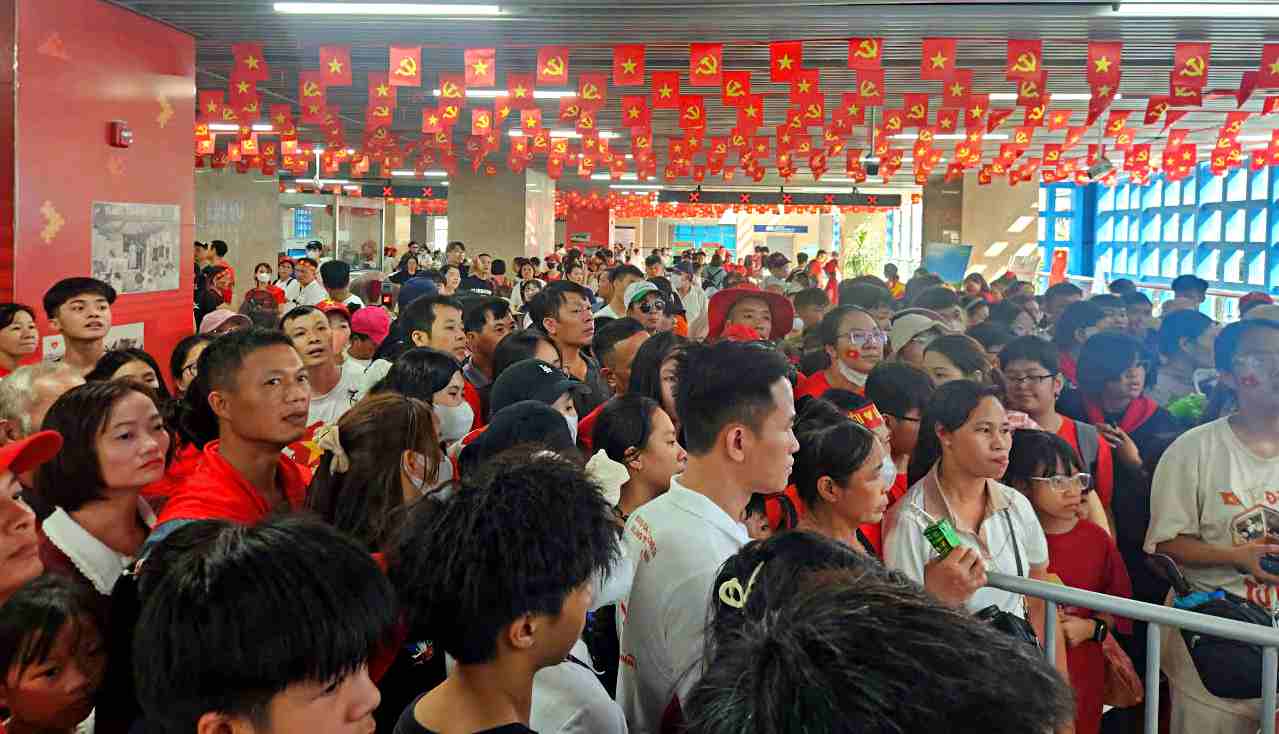 9h00: hang chuc nghin nguoi do ve ga Cat Linh khu vuc nay khien luc luong phuc vu tai day vo cung vat va, mot so nguoi do sot ruot muon len tau da chen lan khien khu vuc nay co luc bi hon loan. Cung do, loi dung dong nguoi mot so doi tuong da tra tron vao khu vuc xep hang de trom cap. Nguyen Thi Hien (45 tuoi tai Chuong My) cho biet, trong luc xep hang tai Ga Cat Linh chi da bi moc trom dien thoai iPhone 15. Lien quan den van de nay dai dien Ha Noi Metro khuyen cao nguoi dan va du khach can can than bao ve tu trang, hanh ly, khong chen lan xo day ai cung duoc len tau ve nha an toan.