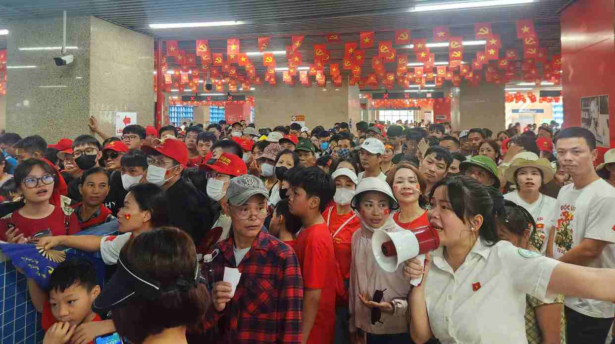 9h00: hang chuc nghin nguoi do ve ga Cat Linh khu vuc nay khien luc luong phuc vu tai day vo cung vat va, mot so nguoi do sot ruot muon len tau da chen lan khien khu vuc nay co luc bi hon loan. Cung do, loi dung dong nguoi mot so doi tuong da tra tron vao khu vuc xep hang de trom cap. Nguyen Thi Hien (45 tuoi tai Chuong My) cho biet, trong luc xep hang tai Ga Cat Linh chi da bi moc trom dien thoai iPhone 15. Lien quan den van de nay dai dien Ha Noi Metro khuyen cao nguoi dan va du khach can can than bao ve tu trang, hanh ly, khong chen lan xo day ai cung duoc len tau ve nha an toan.