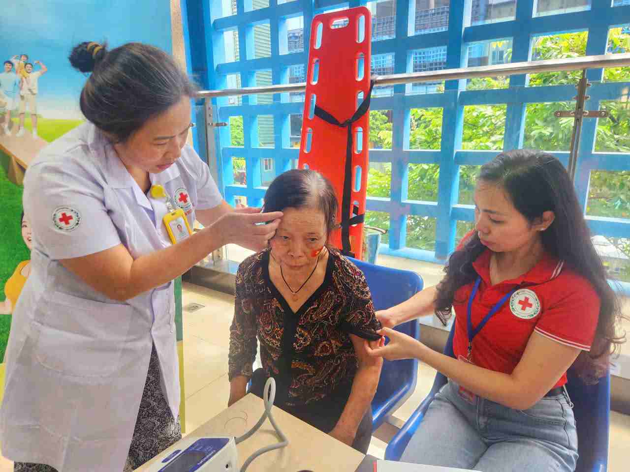 9h20 ga Cat Linh bat dau qua tai khi luong khach do ve qua dong. Cac chuyen tau ve phia ga Yen Nghia luon chat cung va qua tai. Viec hang chuc nghin nguoi cung luc do ve ga khien khu vuc nay bi don u va tro len hon loan. Mot so nguoi lon tuoi da phai nho toi su can thiep cua luc luong y te. Anh: Minh Hanh