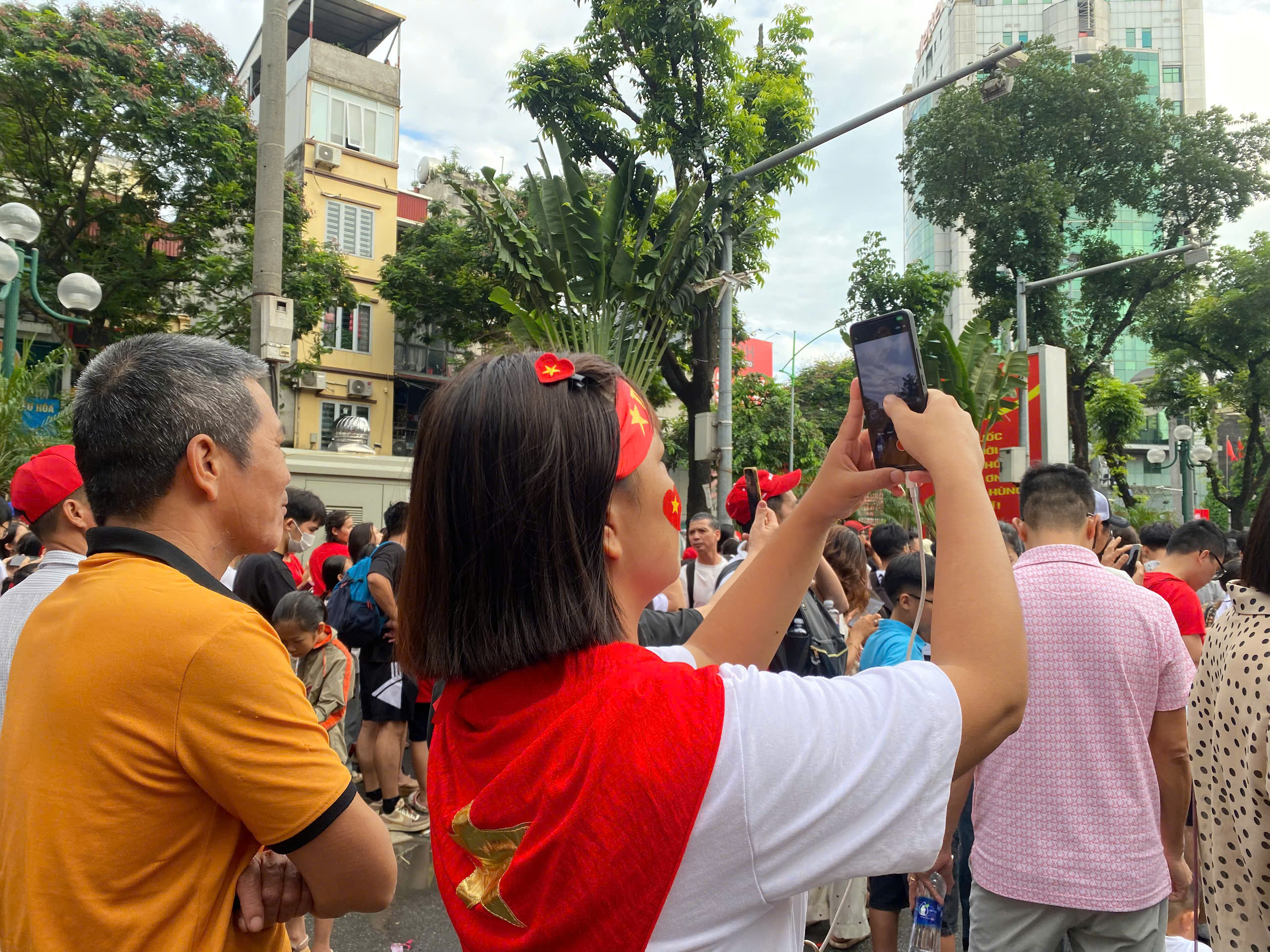 “Khi duoc nhin thay nhung chiec chien dau co cua Viet Nam bay tren bau troi, con cam thay vo cung tu hao va sung suong. Con cung uoc mo sau nay duoc bay tren bau troi nhu cac chu phi cong” - em Hoang Le Son Tung, hoc sinh lop 7 Truong Viet Nam - Angieri (Thanh Xuan - Ha Noi) chia se. Anh: Giang Linh
