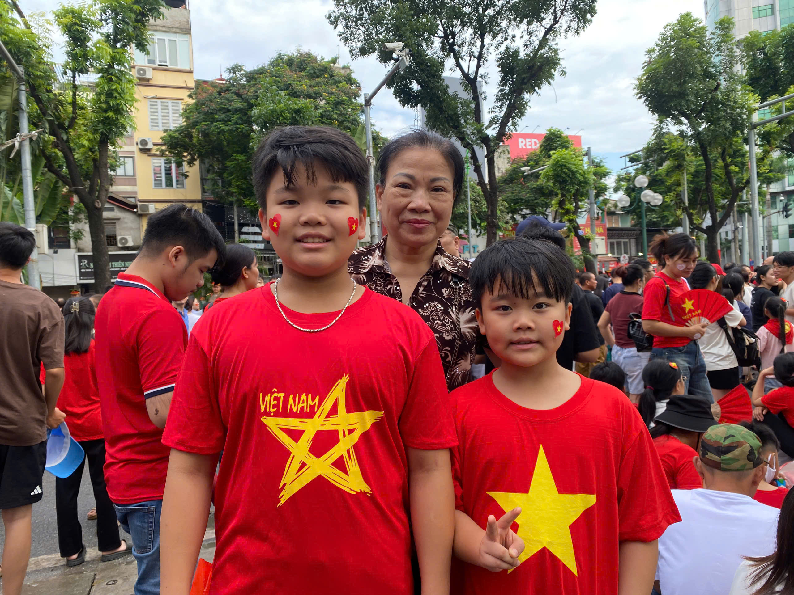 “Khi duoc nhin thay nhung chiec chien dau co cua Viet Nam bay tren bau troi, con cam thay vo cung tu hao va sung suong. Con cung uoc mo sau nay duoc bay tren bau troi nhu cac chu phi cong” - em Hoang Le Son Tung, hoc sinh lop 7 Truong Viet Nam - Angieri (Thanh Xuan - Ha Noi) chia se. Anh: Giang Linh