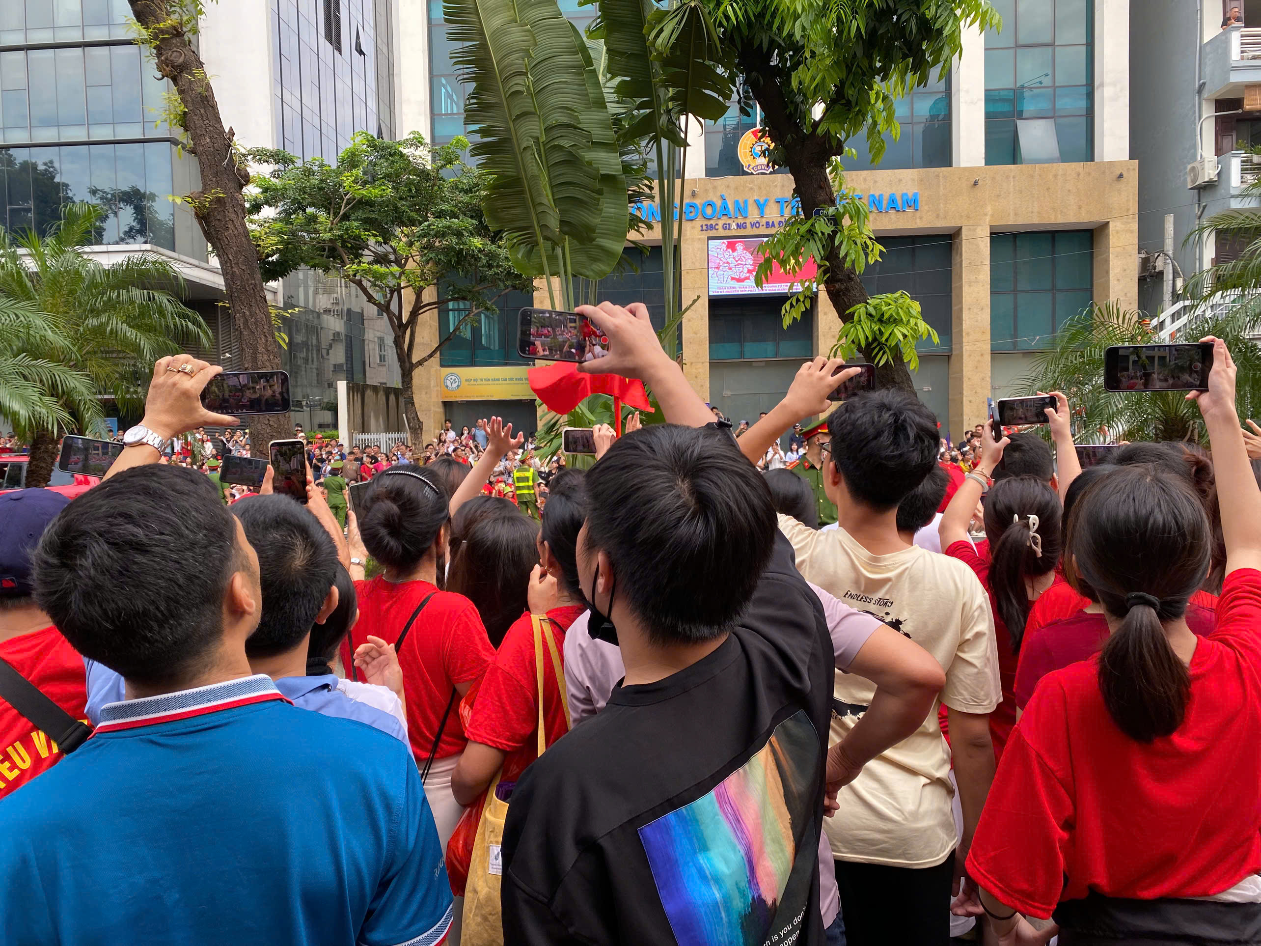 8h: Dan khi tai quan su di chuyen qua pho Tran Phu. Anh: Anh Duc
