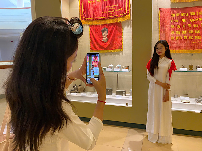 Cac ban tre chup hinh cung ao dai, co do sao vang huong ve ngay Quoc khanh 2.9. Anh: Ngo Hien