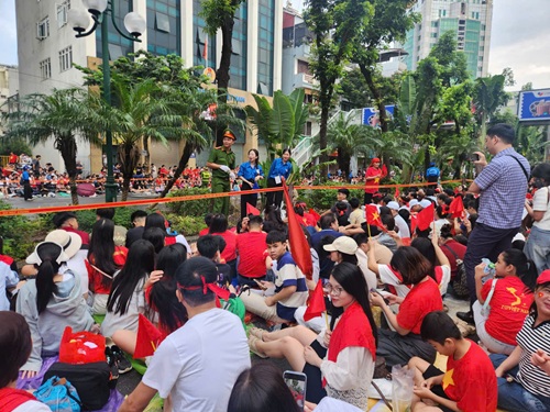 Sinh viên tình nguyện vinh dự, tự hào khi được hỗ trợ người dân tham dự Đại lễ A80. Ảnh: Minh Hạnh