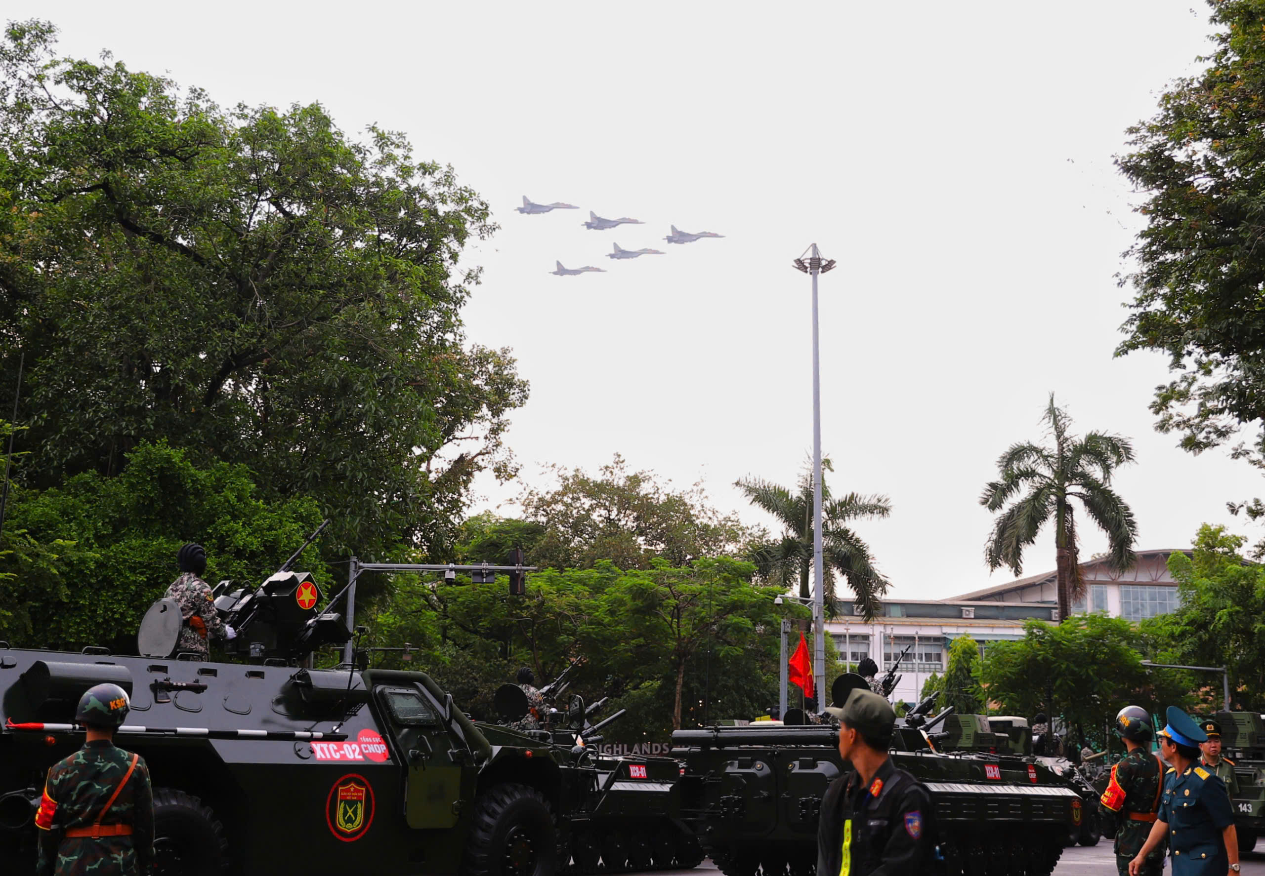 Dan dau la bien doi truc thang Mi-171, Mi-17, Mi-8, mang co Dang, co To quoc tung bay tren Quang truong Ba Dinh lich su, bieu tuong cho suc manh dai doan ket, niem tu hao cua Dang va dan toc, the hien ban linh, tri tue, khat vong xay dung dat nuoc cat canh, vuon cao trong ky nguyen moi.