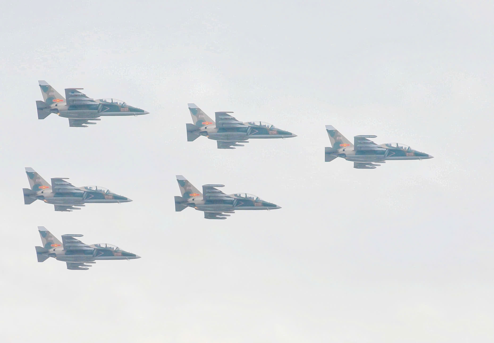 Dan dau la bien doi truc thang Mi-171, Mi-17, Mi-8, mang co Dang, co To quoc tung bay tren Quang truong Ba Dinh lich su, bieu tuong cho suc manh dai doan ket, niem tu hao cua Dang va dan toc, the hien ban linh, tri tue, khat vong xay dung dat nuoc cat canh, vuon cao trong ky nguyen moi.