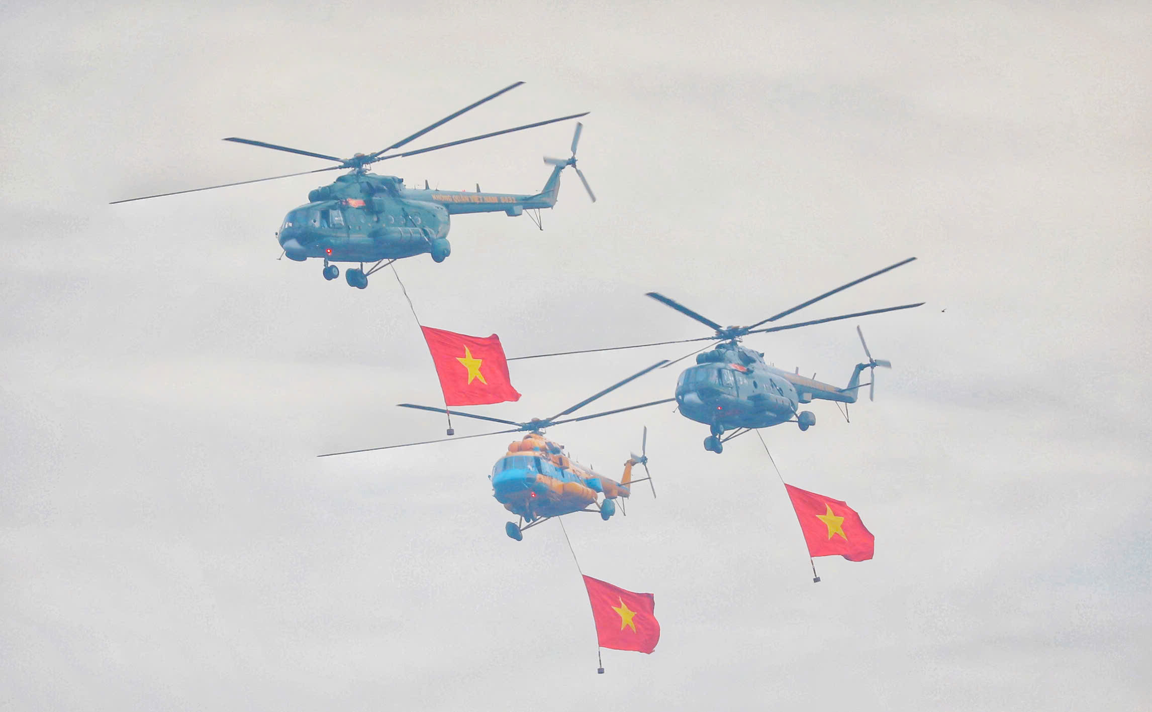Dan dau la bien doi truc thang Mi-171, Mi-17, Mi-8, mang co Dang, co To quoc tung bay tren Quang truong Ba Dinh lich su, bieu tuong cho suc manh dai doan ket, niem tu hao cua Dang va dan toc, the hien ban linh, tri tue, khat vong xay dung dat nuoc cat canh, vuon cao trong ky nguyen moi.