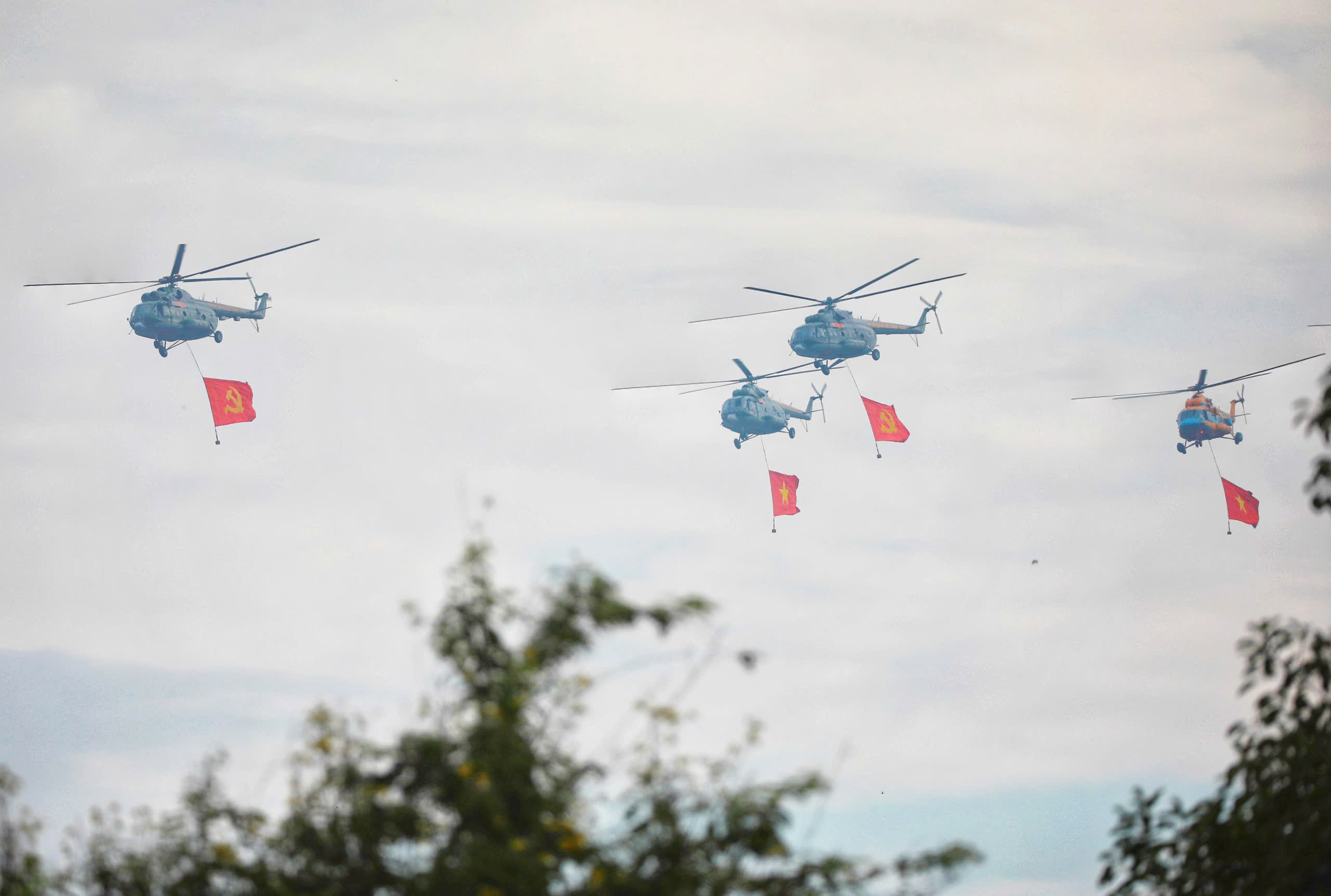 Dan dau la bien doi truc thang Mi-171, Mi-17, Mi-8, mang co Dang, co To quoc tung bay tren Quang truong Ba Dinh lich su, bieu tuong cho suc manh dai doan ket, niem tu hao cua Dang va dan toc, the hien ban linh, tri tue, khat vong xay dung dat nuoc cat canh, vuon cao trong ky nguyen moi.
