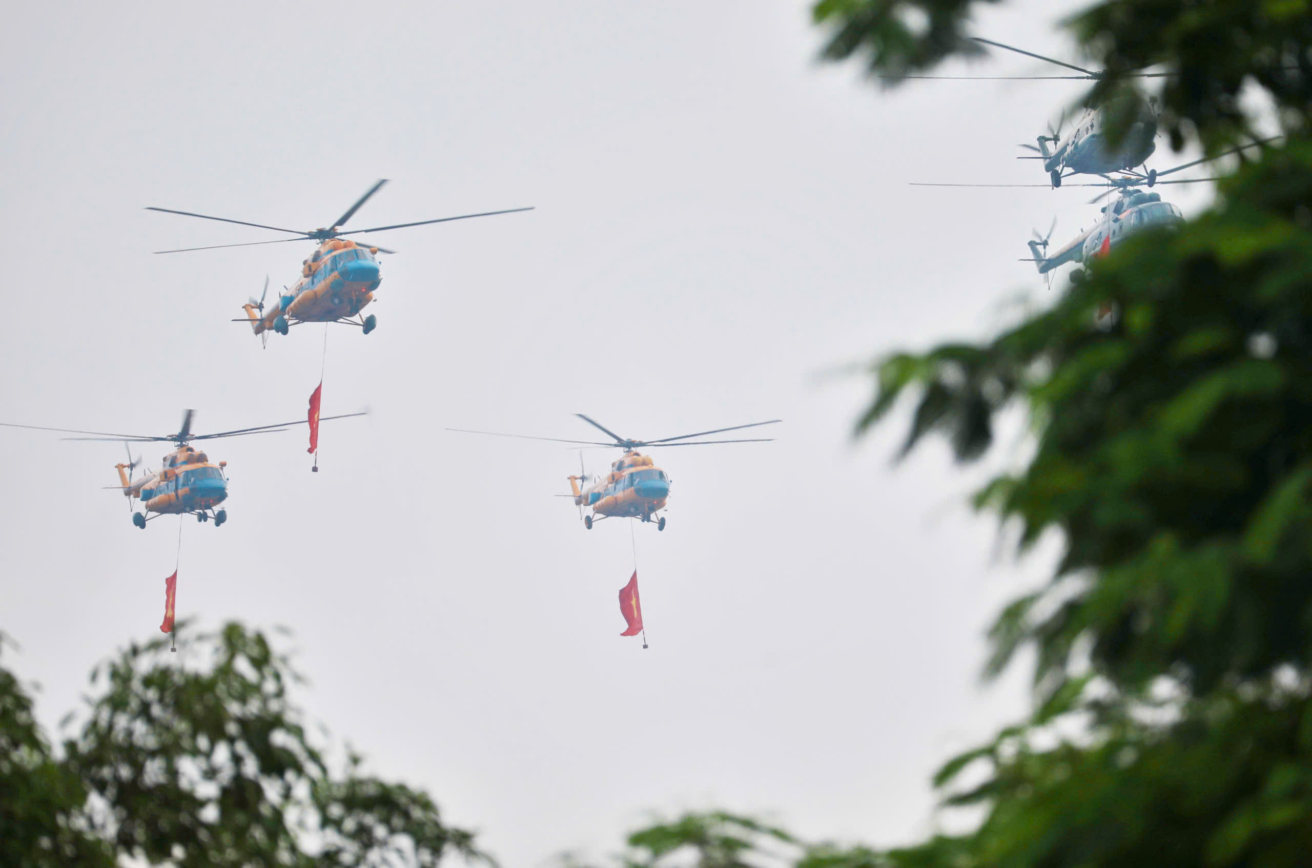 Dan dau la bien doi truc thang Mi-171, Mi-17, Mi-8, mang co Dang, co To quoc tung bay tren Quang truong Ba Dinh lich su, bieu tuong cho suc manh dai doan ket, niem tu hao cua Dang va dan toc, the hien ban linh, tri tue, khat vong xay dung dat nuoc cat canh, vuon cao trong ky nguyen moi.