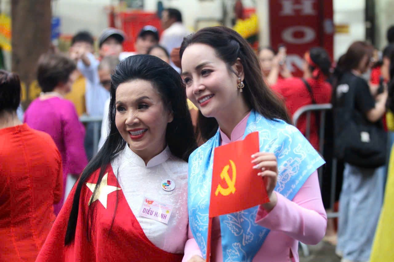 NSND Lan Huong “Em be Ha Noi” chia se su xuc dong khi tham gia dieu binh, dieu hanh A80. Anh: Le Tuyen