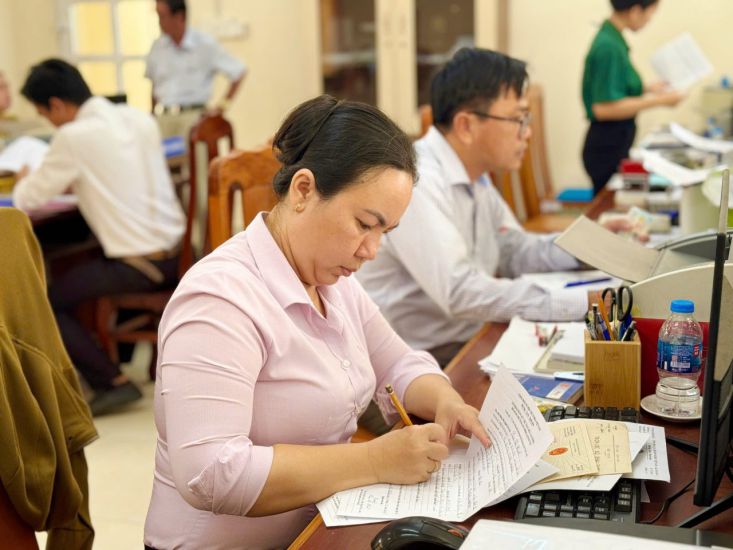 Civil servants at Phu Khuong Public Administration Center (Vinh Long province) handle administrative procedures. Photo: Thanh Nhan