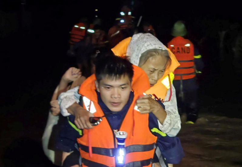Le departement de la police PCCC et CNCH de la police provinciale de Thanh Hoa est present dans la zone du village de Gia Du commune de Cam Thuy pour approcher et evacuer les personnes agees et les jeunes enfants vers des lieux sûrs. Photo : Police provinciale de Thanh Hoa