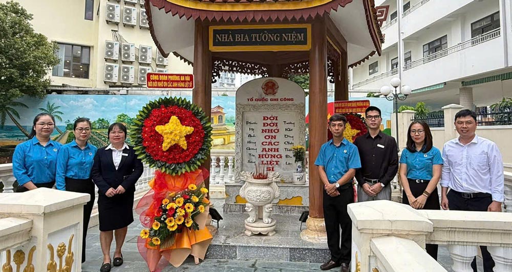 The An Hai Ward Labor Union, Da Nang City, incense offering and laying wreaths to commemorate the ancestors and heroic martyrs in the ward. Photo: An Hai Trade Union