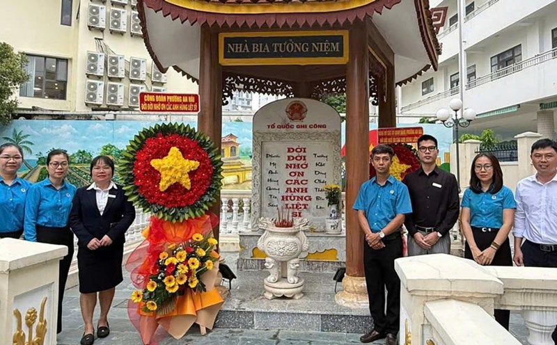 The An Hai Ward Labor Union, Da Nang City, incense offering and laying wreaths to commemorate the ancestors and heroic martyrs in the ward. Photo: An Hai Trade Union