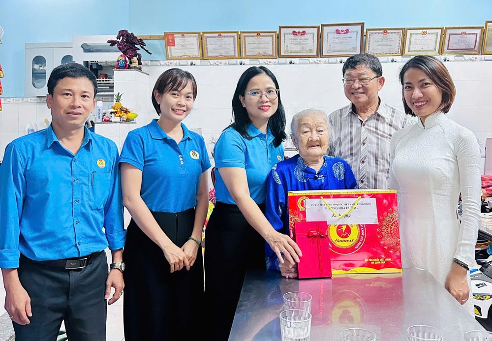 The Hoa Cuong Ward Labor Union, Da Nang organized a visit and presented gifts to Vietnamese Heroic Mothers in the area on the occasion of National Day, September 2. Photo: Hoa Cuong Trade Union