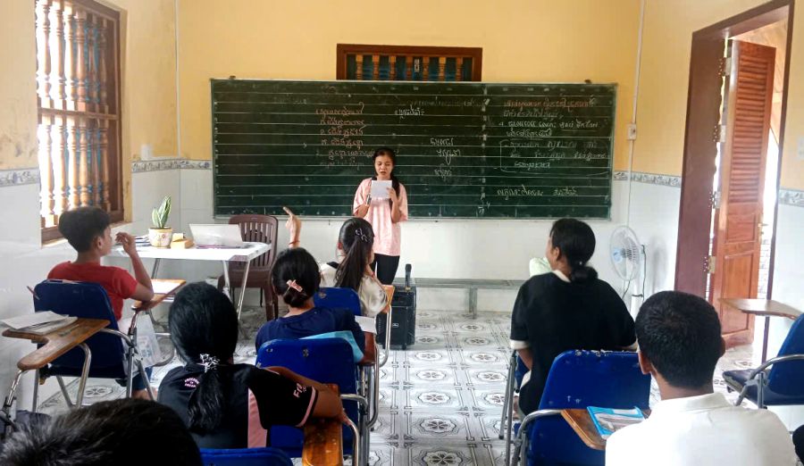Quang canh lop day chu Khmer dip he o chua Prey Veng. Anh: Luc Tung