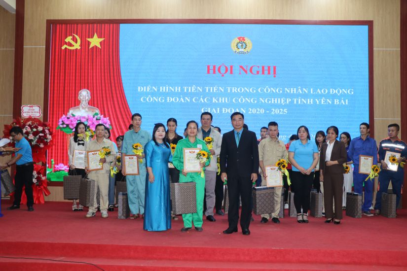 Typical advanced examples are always commended and rewarded by Lao Cai trade unions at all levels in a timely manner. Photo: Bao Nguyen