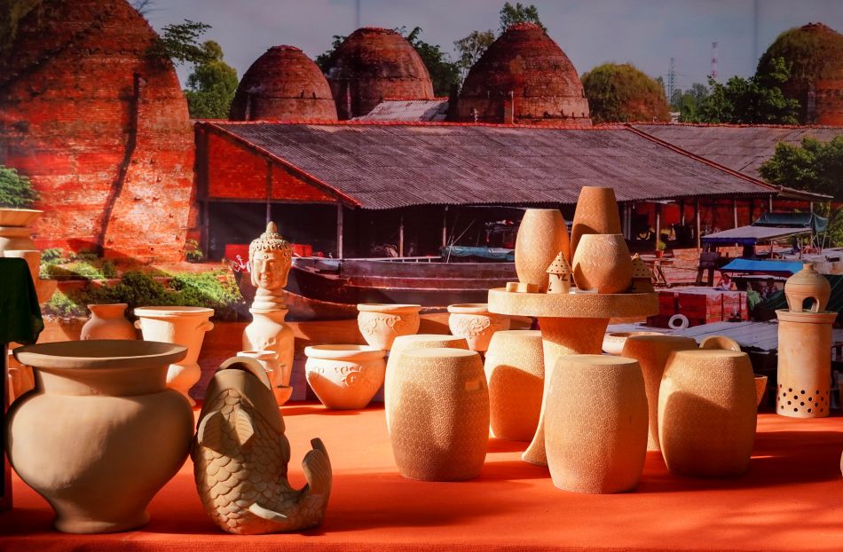 Tu dat set binh di, qua ban tay tai hoa cua nghe nhan, gom Nam Bo “no hoa”, vua phuc vu doi song thuong nhat, vua tro thanh tac pham nghe thuat mang hon cot vung dat.