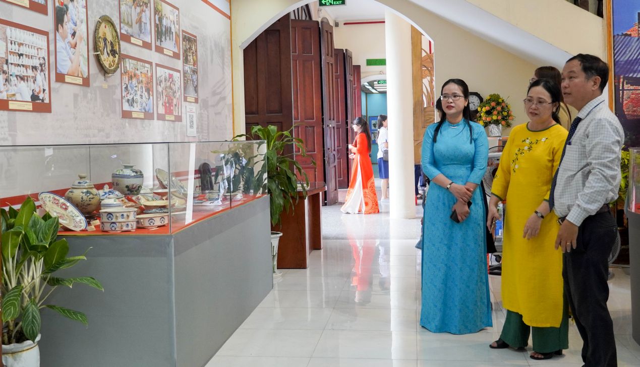 Tu ngay 27 - 31.8.2025, tai Bao tang TP Can Tho dien ra chuyen de “Hoa cua dat”, gioi thieu hon 200 hien vat va anh tu lieu gom Nam Bo. Trung bay tai hien khong gian gom Cay Mai (Sai Gon), gom Bien Hoa (Dong Nai), gom Lai Thieu (Binh Duong) 3 dong gom noi tieng hinh thanh nen “tam giac gom” Nam Bo.