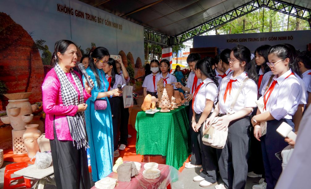 Nghe nhan Vinh Long gioi thieu ve quy trinh, ky thuat lam gom truyen thong. Gom Vinh Long mang sac do tu nhien dac trung tu dat nung, duoc lam tu dat set dia phuong khai thac o ruong ha go. San pham tao hinh thu cong bang xoay tay, in khuon, do rot… roi nung trong lo tron truyen thong, dung trau lam nhien lieu o nhiet do khoang 900°C suot 7 ngay. Moi chu ky nung keo dai 15 ngay, cho ra nhung san pham moc mac, ben chac, gan voi hon dat va con nguoi Vinh Long.