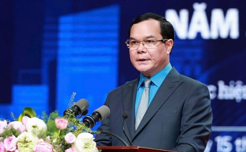 Mr. Nguyen Dinh Khang, President of the Vietnam General Confederation of Labor, delivered the opening speech at the Ceremony to honor Outstanding Enterprises for Workers in 2025. Photo: Nguyen Hai