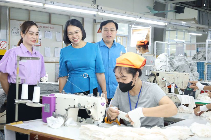 Leaders of the Bac Ninh Provincial Federation of Labor visited and grasped the situation of workers. Photo: Quyet Chien