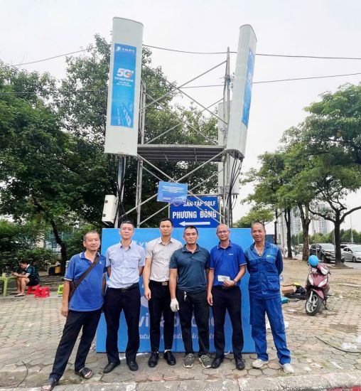 Mr. Nguyen Hoang Anh (2nd from left) and his colleagues organized a BTS fighting station serving the A80. Photo: Nguyen Hoang Anh
