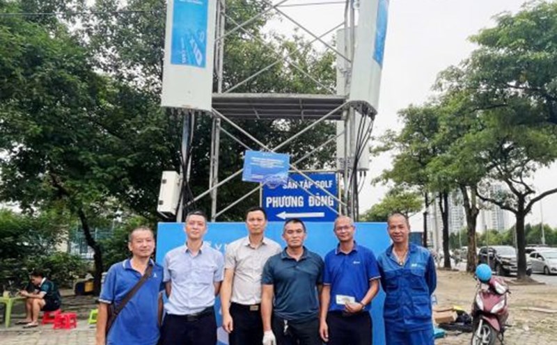 Mr. Nguyen Hoang Anh (2nd from left) and his colleagues organized a BTS fighting station serving the A80. Photo: Nguyen Hoang Anh